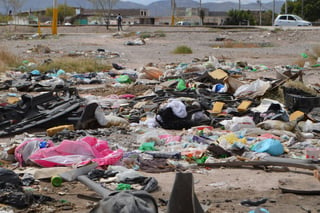 Fuera de control. En terrenos del fraccionamiento La Cortina de Torreón son escenarios comunes los montones de basura, fincas abandonadas y depósitos ilegales de desechos, los vecinos y comerciantes del sector afirman que desde hace varias administraciones municipales se les ha abandonado 'a su suerte'. (FOTOGRAFÍAS DE ROBERTO ITURRIAGA)