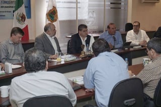 Dialogan. El gobernador Miguel Riquelme se reunió con empresarios que integran el GEL. (FERNANDO COMPEÁN)
