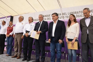Energía. El gobernador Miguel Riquelme Solis estuvo presente en la colocación de la primera piedra del Laboratorio Eólico. (FERNANDO COMPEÁN)