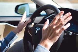 El coche Tesla “ya se conduce solo”, así funciona su piloto automático. Foto: James Tensuan