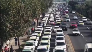 Más de 200 taxis bloquean el tránsito vehicular por Tollocan, vialidad que conecta desde la carretera México-Toluca, casi esquina con Pino Suárez en Toluca, capital mexiquense, donde se ubica el edificio de la dependencia estatal. (TWITTER)
