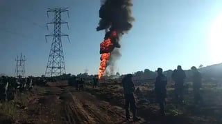 La fuga en un ducto de Petróleos Mexicanos en el paraje Soapayuca del municipio de Axapusco provocó un incendio esta mañana con llamaradas de hasta 30 metros de altura, donde se quema una camioneta tipo Pick-up. (TWITTER)