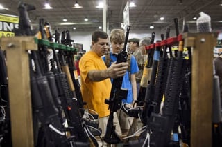 Sin restricción. Leyes actuales permiten a una persona de 18 años comprar un arma de fuego, sin restricción de calibre. (ESPECIAL)