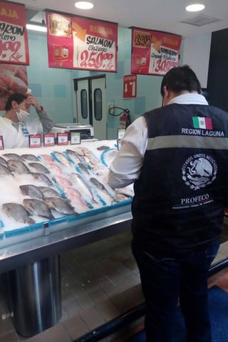 Operativo. Personal de la Profeco recorre comercios donde se ofertan pollo, pescados y mariscos. (EL SIGLO DE TORREÓN)