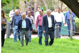Supervisión. El alcalde Jorge Zermeño acompañado por el gerente del Simas supervisan planta de parque Fundadores. (FERNANDO COMPEÁN)