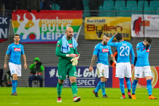Los jugadores de Nápoles reaccionan con decepción tras el partido contra Leipzig de la Liga Europa, que se disputa en Leipzig, Alemania. (Fotografía de EFE)