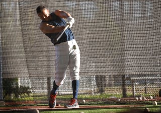 El campocorto Carlos Correa, de los Astros de Houston, practica su bateo durante un entrenamiento de primavera.
