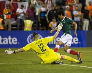 El arquero de Cibao FC Juan Pablo Domínguez (abajo) disputa el balón con José Macías (arriba) de Chivas, durante un partido de la Liga Concacaf. (EFE)