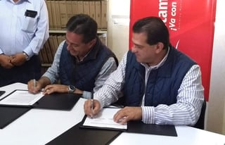 Juan Carlos Ayup y Mario Cepeda, titular del IEEA en Coahuila, signaron dicho acuerdo, donde se reitero la disposición de colaborar para apoyar a los matamorenses. (EL SIGLO DE TORREÓN)