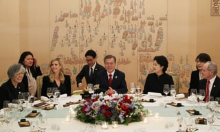 Celebran. La hija de Donald Trump, Ivanka Trump, se reunió en una cena con el mandatario surcoreano Moon Jae-in.
