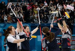 El equipo femenil de curling de Corea del Sur se ha ganado la admiración de los aficionados. (AP)