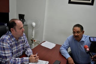 Reunión. Dirigente de Canaco Gómez Palacio, platicó con el recaudador de rentas para pedir facilidad en trámites a socios. (EL SIGLO DE TORREÓN)