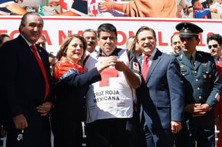 Evento. El gobernador José Rosas Aisupro y su esposa arrancaron formalmente la Colecta Cruz Roja 2018. (ESPECIAL) 
