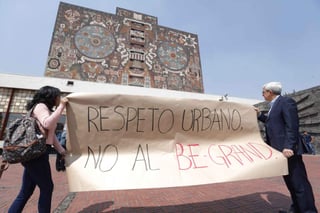 Luego de que ayer viernes alumnos de la UNAM y vecinos protestaran en contra de las dos torres de 23 niveles que construye la empresa Be Grand, personal de verificación de Coyoacán suspendió la obra, aunque sólo por el tema de 'medidas de seguridad'. (ARCHIVO)