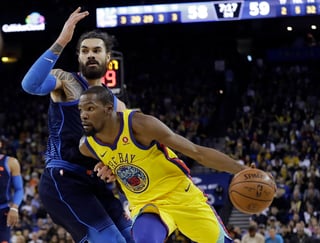 Kevin Durant (d) anotó 28 puntos en la victoria de los Warriors. (AP)