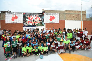 Autoridades de Peñoles, del Ayuntamiento de Torreón y comité organizador, se tomaron la fotografía del recuerdo con los jugadores. Arrancan jornadas deportivas 2018 de Peñoles, con torneo