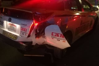 Accidente. Impactó su vehículo contra la parte trasera de una patrulla de Vialidad tipo Pryus. (EL SIGLO DE TORREÓN) 