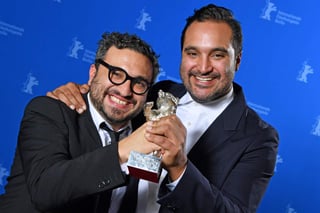 Festival. El director mexicano Alonso Ruizpalacios y el escritor Manuel Alcalá posaron juntos con el premio por la película Museo.