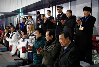 En el palco. El presidente sudcoreaneo Moon Jae-in estuvo acompañado en la clausura por Ivanka Trump y el norcoreano Kim Yong Chol (1ero arriba de Der. a Izq.) (EFE)