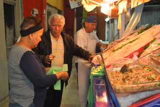 Frescura. Los pescados y mariscos en el puesto de don Leobardo viajan desde las costas de Mazatlán cada tercer día. (GUADALUPE MIRANDA)