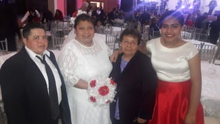 Mercedes Silva Hernández (der.) y Griselda Andrade Rodríguez decidieron consolidar su amor y decidieron dar un paso más en su vida en común al casarse en Piedras Negras. (EL SIGLO DE TORREÓN)