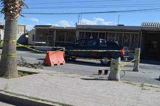 Daño. Hundimiento en la prolongación de la avenida Juárez tiene cerrado un carril en el sentido de la rúa, en Ciudad Nazas. (ROBERTO ITURRIAGA)