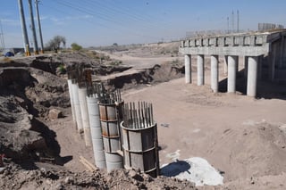 Problema. La construcción del puente El Tajito está suspendida desde que la SCT rescindió el contrato a la encargada de la obra. (EL SIGLO DE TORREÓN)