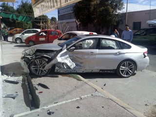 El accidente ocurrió en el cruce de la avenida Guerrero y Francisco I. Madero. (EL SIGLO DE TORREÓN) 