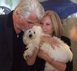 Barbra Streisand reveló que luego de que falleciera su perrita Samantha, mascota con la que convivió por 14 años, decidió clonarla. (ESPECIAL)