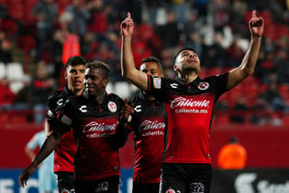 José García (d), del Tijuana, festeja después de marcar el gol de su equipo durante el juego de vuelta de los octavos de final. Sufren Xolos ante Motagua en casa