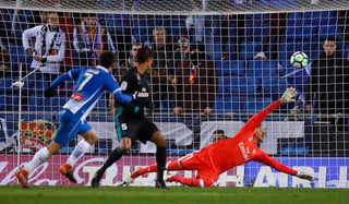 Gerard Moreno llama con fuerza a las puertas de la selección con un gol en el descuento contra el Real Madrid, que dio el triunfo al Espanyol. (AP)