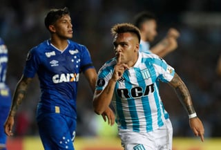 Lautaro Martínez (d), de Racing, celebra luego de anotar un gol contra Cruzeiro, durante un partido de la Copa Libertadores que se jugó en el estadio Presidente Perón, en Buenos Aires. (EFE)   