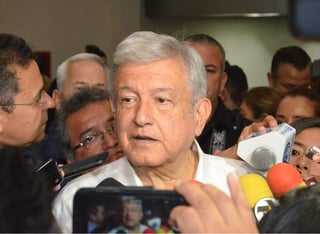 AMLO fue cuestionado por la candidatura plurinominal al Senado de Napoleón Gómez Urrutia y por posibles acercamientos con el exgobernador priista Humberto Moreira. (ARCHIVO) 