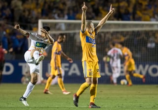
Jorge Torres Nilo, del Tigres, en festejo durante el juego de vuelta de los octavos de final del Torneo de Campeones Concacaf 2018 en el Estadio Universitario. (EFE)