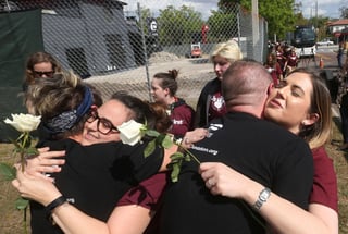 Volver a la vida. Padres despiden a sus hijas que retornaron a la secundaria Marjory Stoneman Douglas en Parkland, luego del ataque en donde murieron 17 personas. (AP)