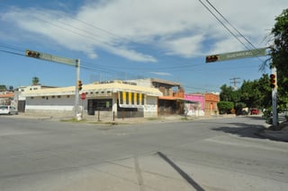 Riesgo. El cruce de la calle Francisco I. Madero y avenida Guerrero, el escenario de constantes 'encontronazos' vehiculares. (GUADALUPE MIRANDA)