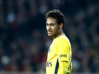 Neymar Jr. tendrá que ir al quirófano por la fisura que tiene en el quinto metatarso. (Archivo)