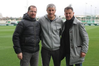 El seleccionador nacional de México, el colombiano Juan Carlos Osorio (d), posando con el entrenador del Betis, Quique Setién (c), y el entrenador del filial verdiblanco, José Juan Romero. (EFE)