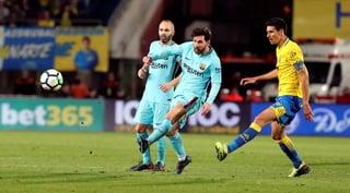 El delantero argentino del FC Barcelona Leo Messi (c) dispara junto a Vicente Gómez (d), de la UD Las Palmas, en el partido de la vigésimo sexta jornada en Primera División en el estadio de Gran Canaria. (EFE)