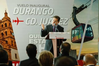Inauguración. El gobernador José Rosas Aispuro Torres, inauguró la nueva ruta aérea Durango-Ciudad Juárez. (CORTESÍA)