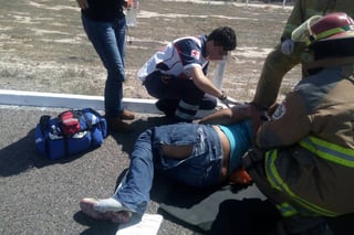 Atención. Los lesionados fueron atendidos por personal de Cruz Roja y de Bomberos de Gómez Palacio.   
