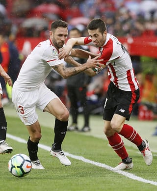 El defensa mexicano del Sevilla, Miguel Layún, y el centrocampista del Athletic de Bilbao, Markel Susaeta, durante el partido de ayer.