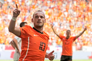 Sneijder debutó con la selección holandesa en 2003, en un partido amistoso contra Portugal, y ha sido internacional con su país en 133 encuentros. (ARCHIVO)