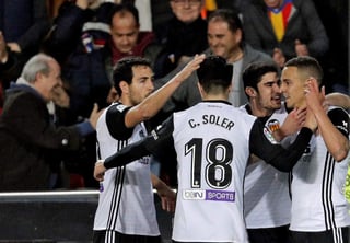 Los jugadores del Valencia celebran el primer tanto del Valencia, anotado por Rodrigo Moreno. (EFE)