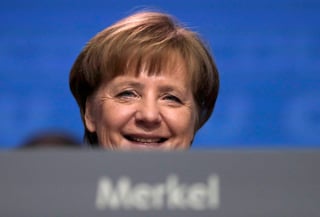 Contenta. Angela Merkel se congratuló por los militantes del SPD, al apoyar la formación de un gobierno de coalición. (AP)