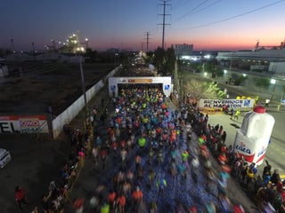 La salida se dio cuando aún era de noche. Miles de corredores emprendieron una nueva aventura.