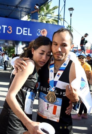 Daniel Ortiz e Isabel Vélez celebraron un nuevo triunfo ayer en el Maratón Internacional Lala. Laguneros celebran Día de la Familia