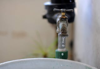 Debido a que se 'adelantó' la temporada de calor, ya se incrementó el consumo del agua potable en la ciudad. (ARCHIVO)