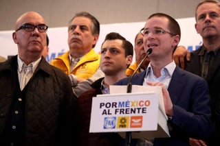 El aspirante presidencial de la coalición Por México al Frente, Ricardo Anaya Cortés, pidió al presidente Enrique Peña Nieto, 'sacar' las manos del proceso electoral. (ARCHIVO)