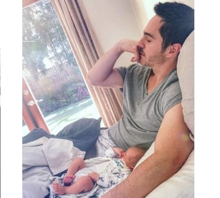 El actor comparte una fotografía junto a la bebé que apenas cumplió una semana de nacida. (ESPECIAL)